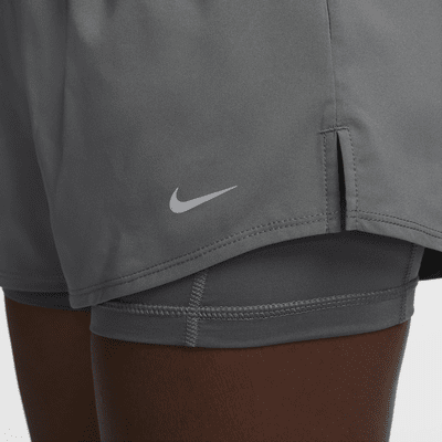 Shorts Dri-FIT 2 en 1 de tiro medio de 8 cm para mujer Nike One