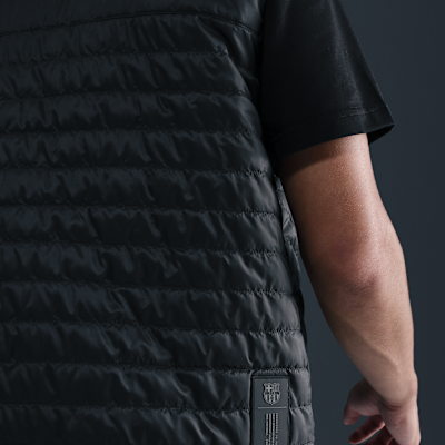 Ανδρικό ποδοσφαιρικό αμάνικο μπουφάν μεσαίου βάρους Nike Therma-FIT Μπαρτσελόνα Windrunner