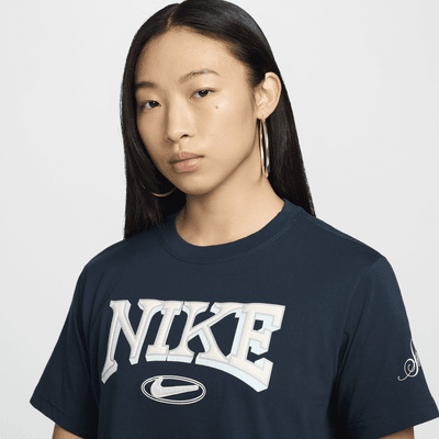 เสื้อยืดเอวลอยแขนสั้นผู้หญิงทรงหลวม Nike Sportswear