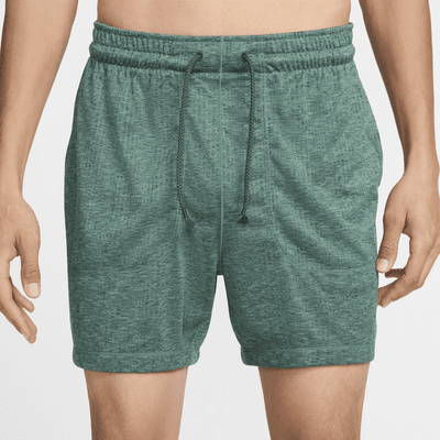 Shorts sin forro Dri-FIT de 13 cm para hombre Nike Yoga