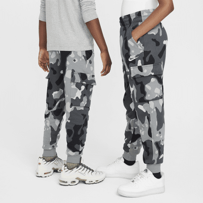 Nike Sportswear Club Fleece cargobroek met camouflageprint voor kids