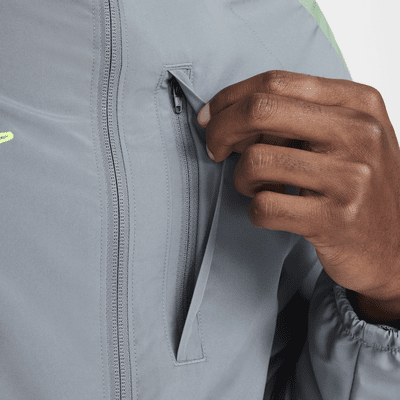 Veste de foot déperlante à capuche Nike Academy pour homme