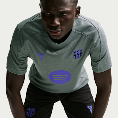 Haut de football à manches courtes Kobe Dri-FIT FC Barcelona Strike Extérieur pour homme