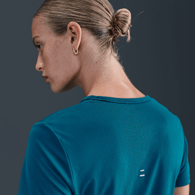 Playera de correr de manga corta Dri-FIT para mujer Nike Tempo Swoosh Run