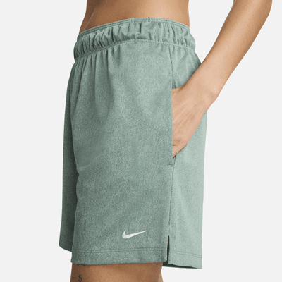 Shorts de fitness sin forro de tiro medio Dri-FIT de 13 cm para mujer Nike Attack