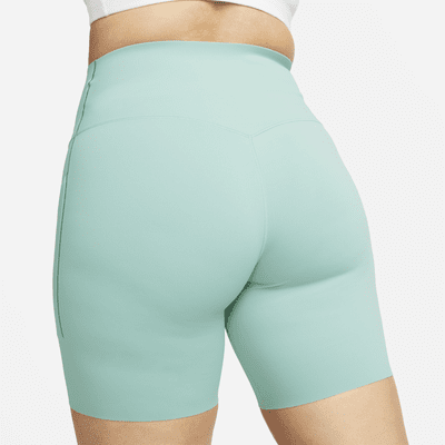 Shorts de ciclismo con bolsillos de 20 cm de tiro alto y media sujeción para mujer Nike Universa