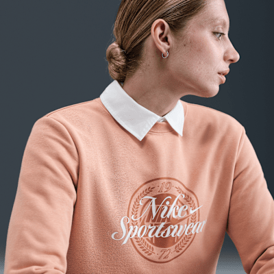 Sudadera de cuello redondo con gráfico para mujer Nike Sportswear Club Fleece