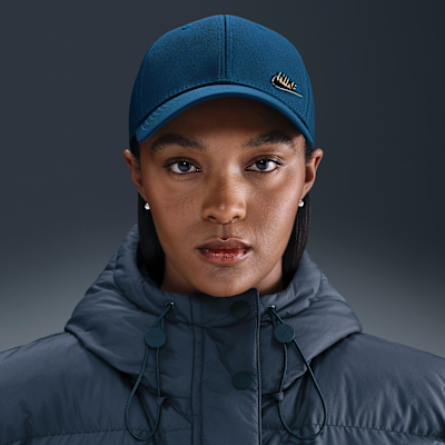 Gorra con logotipo de metal y estructura Nike Dri-FIT Club