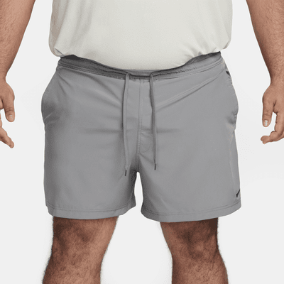 Shorts versátiles Dri-FIT de 13 cm sin forro para hombre Nike Form