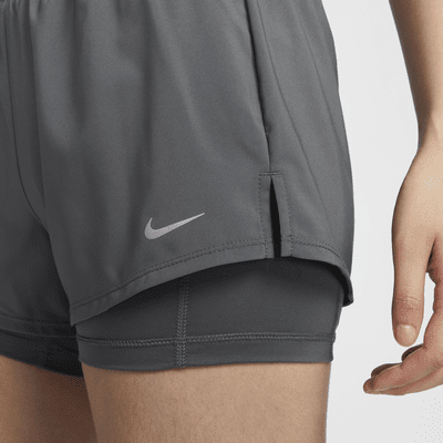 กางเกงขาสั้น 2-in-1 เอวปานกลาง 3 นิ้วผู้หญิง Nike Dri-FIT One