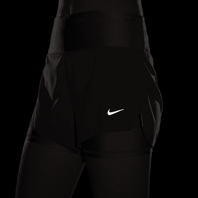 กางเกงวิ่งขาสั้น 3 นิ้วเอวปานกลางผู้หญิงแบบ 2-IN-1 พร้อมกระเป๋า Nike Dri-FIT Swift