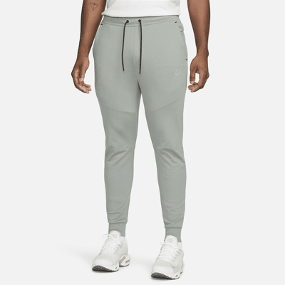 Nike Tech Fleece Lightweight joggingbroek met aansluitende pasvorm heren. Nike BE