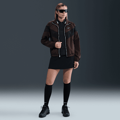 Chamarra de tejido Woven holgada de cierre completo con protección UV para mujer Nike Windrunner