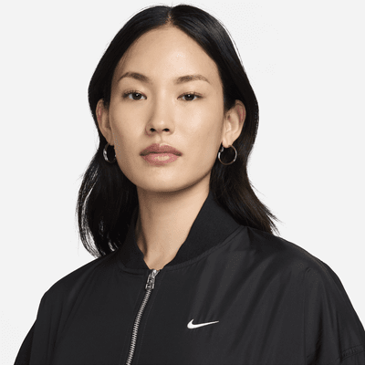 เสื้อแจ็คเก็ตบอมเบอร์ขนาดโอเวอร์ไซส์ผู้หญิง Nike Sportswear Essential