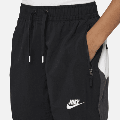 Nike Sportswear Amplify Older Kids' Woven Shorts