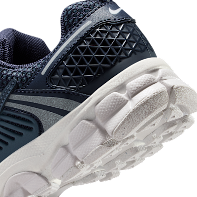 Tenis con detalles reflejantes para niños grandes Nike Vomero 5