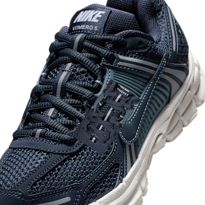 Tenis con detalles reflejantes para niños grandes Nike Vomero 5