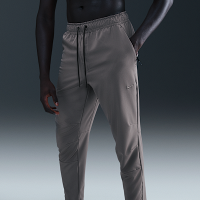 Pants versátiles Dri-FIT de pierna entallada para hombre Nike Unlimited
