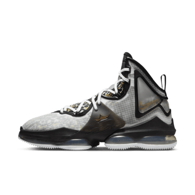 Chaussure de basket LeBron 19