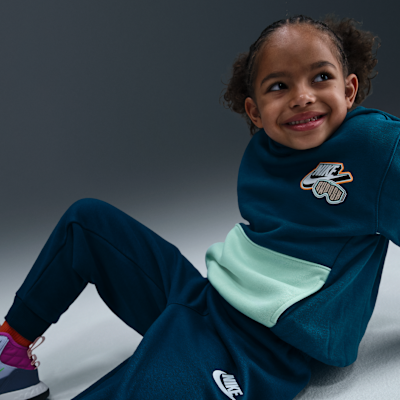 Conjunto de sudadera con gorro sin cierre y joggers de tejido Fleece para niños talla pequeña Nike