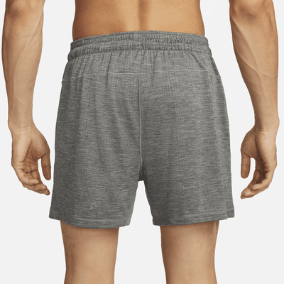 Shorts sin forro Dri-FIT de 13 cm para hombre Nike Yoga