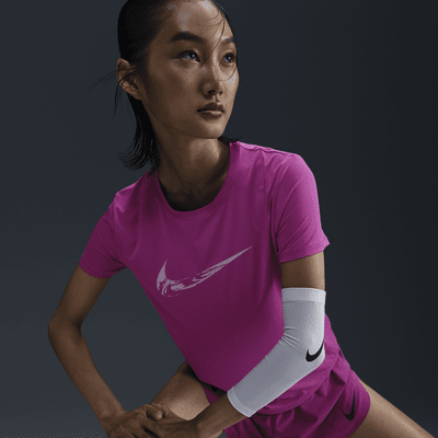 เสื้อวิ่งกราฟิกแขนสั้นผู้หญิง Dri-FIT Nike One