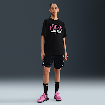 Playera de manga corta con gráfico holgada para mujer Nike Sportswear