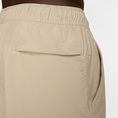 Shorts versátiles sin forro Dri-FIT de 13 cm para hombre Nike Unlimited