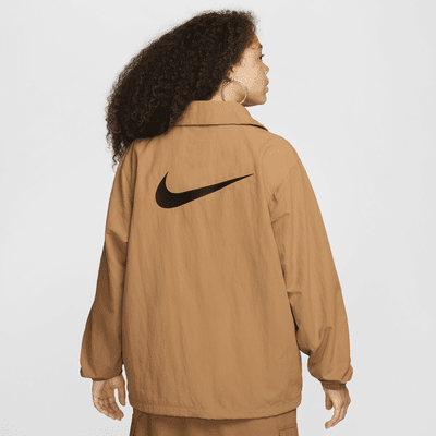 Chamarra de entrenador oversized de tejido Woven UV para mujer Nike Sportswear Essential