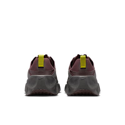 ナイキ エイバ ローバー シューズ リフレクティブ（再帰反射）デザインのアクセント付き