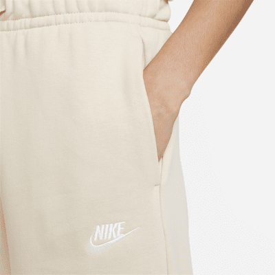 Pants de entrenamiento de piernas anchas de tiro medio para mujer Nike Sportswear Club Fleece