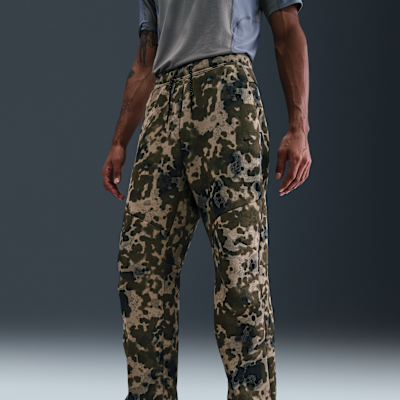 Pants de tejido Fleece camuflajeados con dobladillo abierto para hombre Nike Tech