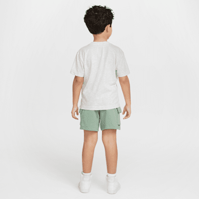 Conjunto de playera y shorts de French Terry con bolsillos para niños talla pequeña Nike Sportswear