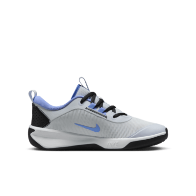 Nike Omni Multi-Court cipő fedett pályára nagyobb gyerekeknek