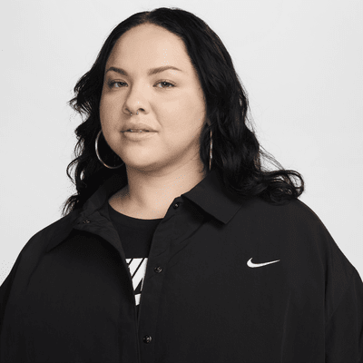 Nike Sportswear Essential oversized geweven coachjack met uv-bescherming voor dames (Plus Size)