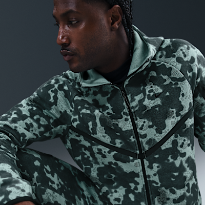 Chamarra Windrunner de tejido Fleece camuflajeada de cierre completo para hombre Nike Tech