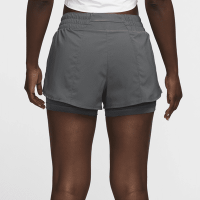 Nike One Dri-FIT 2-in-1-Shorts mit mittelhohem Taillenbund für Damen (ca. 7,5 cm)