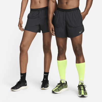 Nike Stride Dri-FIT 13 cm-es, belső rövidnadrággal bélelt férfi futórövidnadrág