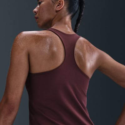 Camiseta de tirantes con bra deportivo con almohadilla de media sujeción para mujer Nike Swoosh