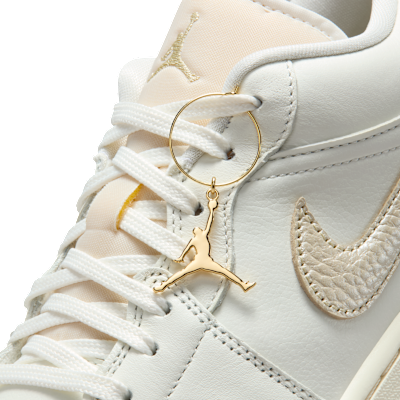 Air Jordan 1 Low SE Kadın Ayakkabısı