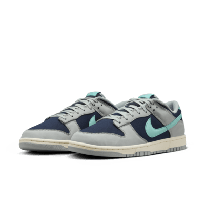 รองเท้าผู้ชาย Nike Dunk Low Retro Premium