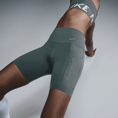 Shorts de ciclismo con bolsillos de tiro alto de 20 cm de sujeción firme para mujer Nike Go