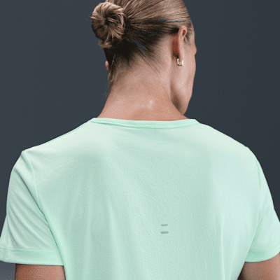 Playera de correr de manga corta Dri-FIT para mujer Nike Tempo Swoosh Run