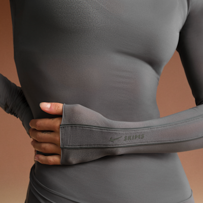 NikeSKIMS Weightless Layers Women's Mock-Neck Long-Sleeve Top