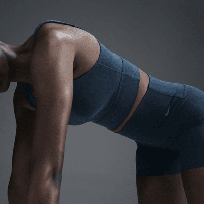 Bra deportivo de media sujeción de corte largo con almohadillas para mujer Nike Zenvy