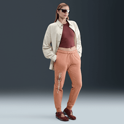 Pants con gráfico de tiro medio para mujer Nike Sportswear Club Fleece
