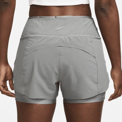 Nike Dri-FIT Swift-2-i-1-løbeshorts (7,5 cm) med mellemhøj talje og lommer til kvinder 