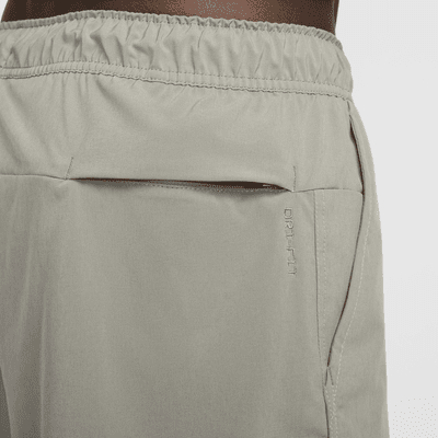 Shorts versátiles Dri-FIT de 18 cm 2 en 1 para hombre Nike Unlimited