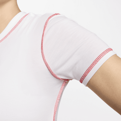 Playera slim cropped para mujer Nike Sportswear Chill Knit