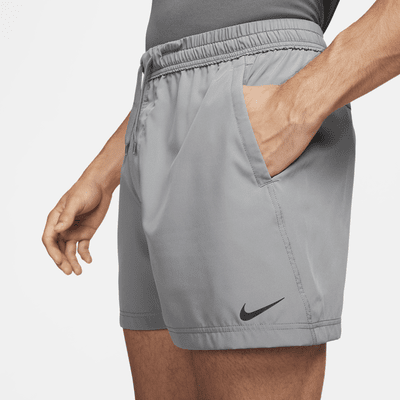 Shorts versátiles Dri-FIT de 13 cm sin forro para hombre Nike Form